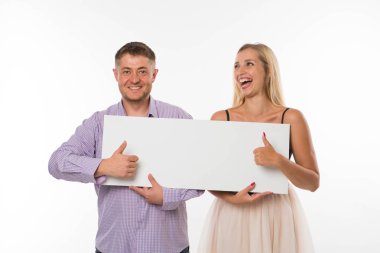 Sunu işaret gösterilen genç mutlu çift tasarlamak.