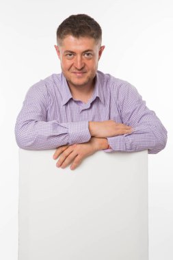 Sunu gösterilen, afiş üzerinde işaret eden adam genç sevindim.