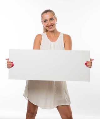 Sunu gösterilen, afiş üzerinde işaret mutlu kadın.