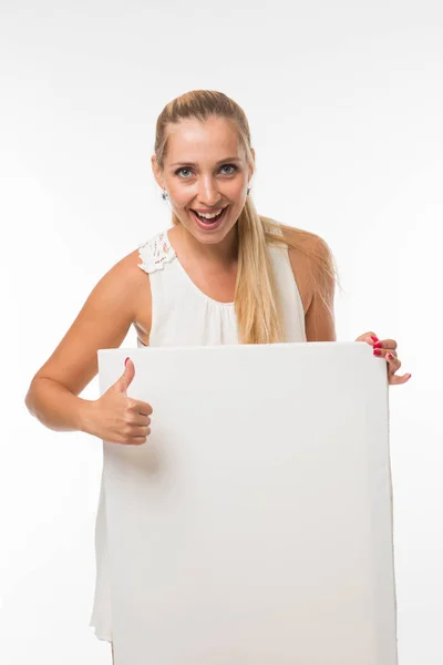 Joven mujer feliz mostrando la presentación, señalando en el cartel . — Foto de Stock