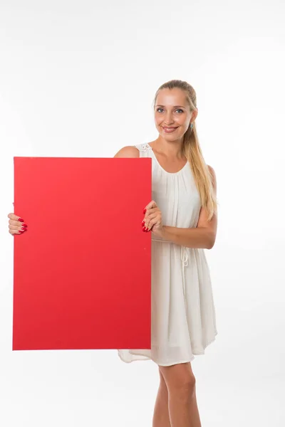 Joven mujer feliz mostrando la presentación, señalando en el cartel . — Foto de Stock