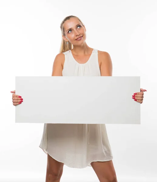 Joven mujer pensativa mostrando la presentación, señalando en el cartel . — Foto de Stock