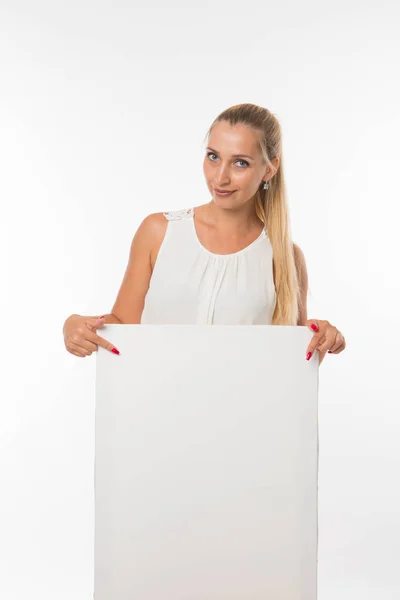 Joven mujer confiada mostrando la presentación, señalando en el cartel . — Foto de Stock