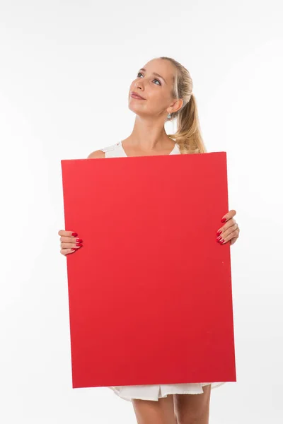 Joven mujer pensativa mostrando la presentación, señalando en el cartel . — Foto de Stock