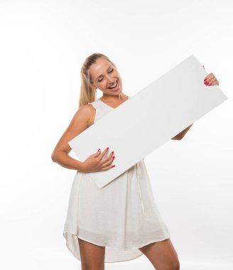 Sunu gösterilen, afiş üzerinde işaret eden genç şaka kadın.