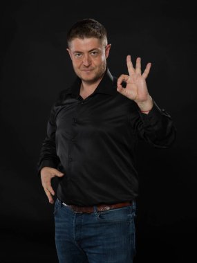 Kendine güvenen delikanlı eller tarafından gösterilen.