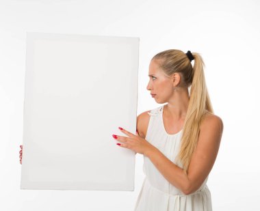 Sunu gösterilen, afiş üzerinde işaret eden kadın genç sıktı.