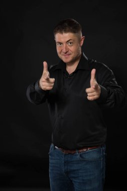 Kendine güvenen delikanlı eller tarafından gösterilen.