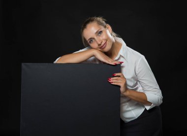 Sunu gösterilen, afiş üzerinde işaret eden genç kendine güvenen kadın