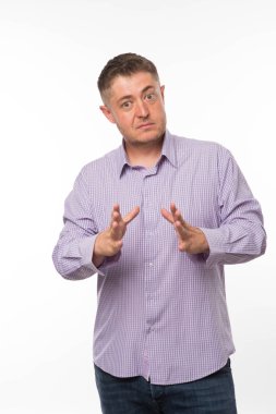 Dalgın delikanlı eller tarafından gösterilen.