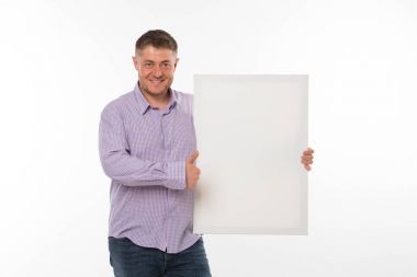 Sunu gösterilen, afiş üzerinde işaret mutlu delikanlı.