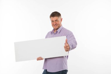 Sunu gösterilen, afiş üzerinde işaret kendine güvenen delikanlı.