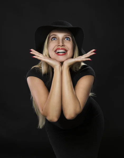 Joven mujer feliz mostrando por las manos . — Foto de Stock