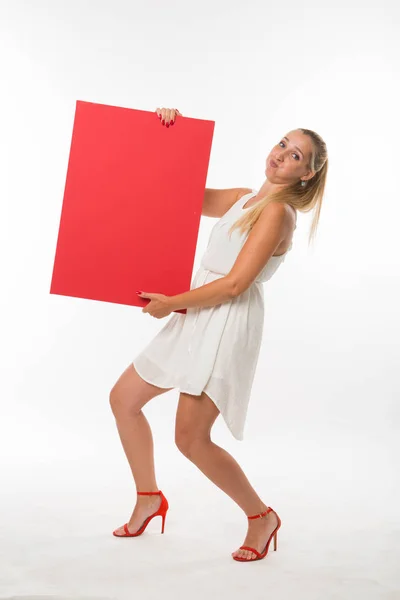 Joven mujer juguetona mostrando la presentación, señalando en el cartel . — Foto de Stock