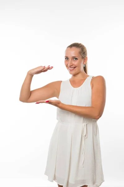 Joven feliz mujer mostrando por las manos . — Foto de Stock