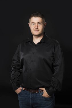 Kendine güvenen delikanlı eller tarafından gösterilen.