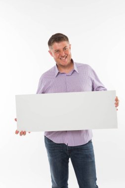 Sunu gösterilen, afiş üzerinde işaret oynak delikanlı.