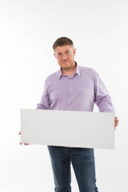 Sunu gösterilen, afiş üzerinde işaret kendine güvenen delikanlı.