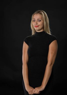 Eller tarafından gösterilen genç dalgın kadın.