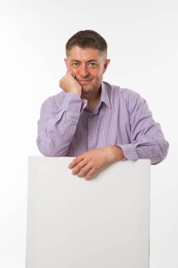 Sunu gösterilen, afiş üzerinde işaret dalgın delikanlı.