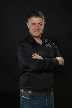 Kendine güvenen delikanlı eller tarafından gösterilen.