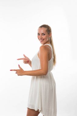 Eller tarafından gösterilen genç neşeli kadın.