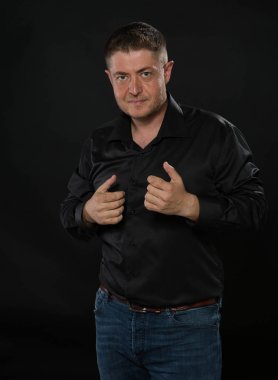 Kendine güvenen delikanlı eller tarafından gösterilen.