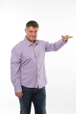 Kendine güvenen delikanlı eller tarafından gösterilen.