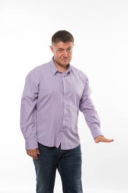 Kendine güvenen delikanlı eller tarafından gösterilen.