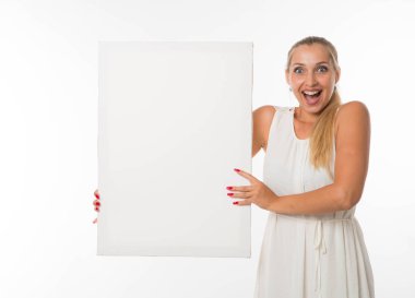 Sunu gösterilen, afiş üzerinde işaret mutlu kadın.