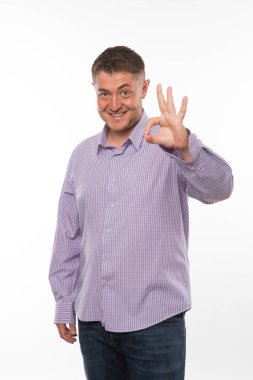 Neşeli delikanlı eller tarafından gösterilen.