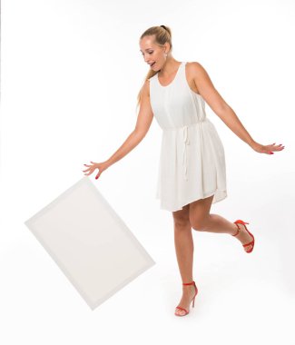 Sunu gösterilen, afiş üzerinde işaret eden genç şaka kadın.