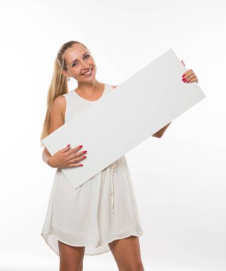 Sunu gösterilen, afiş üzerinde işaret eden genç şaka kadın.