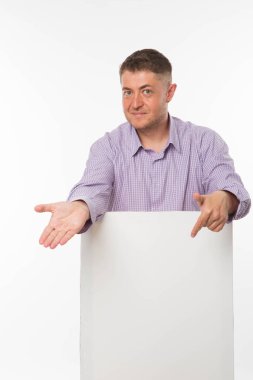 Sunu gösterilen, afiş üzerinde işaret eden adam genç sevindim.