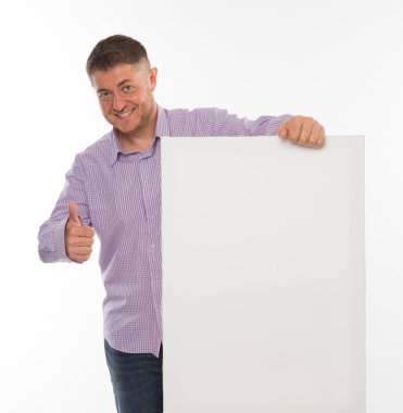 Sunu gösterilen, afiş üzerinde işaret mutlu delikanlı.