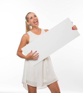 Sunu gösterilen, afiş üzerinde işaret eden genç şaka kadın.