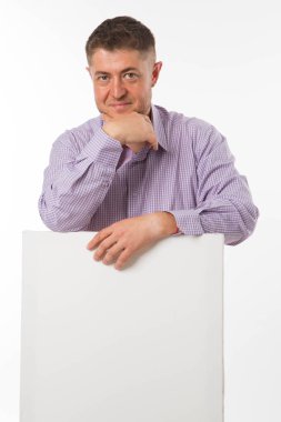 Sunu gösterilen, afiş üzerinde işaret kendine güvenen delikanlı.