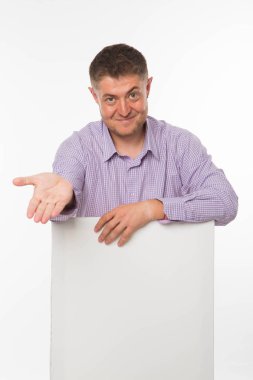 Sunu gösterilen, afiş üzerinde işaret eden adam genç sevindim.