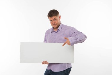 Sunu gösterilen, afiş üzerinde işaret oynak delikanlı.