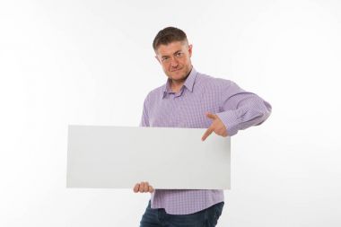 Sunu gösterilen, afiş üzerinde işaret kendine güvenen delikanlı.