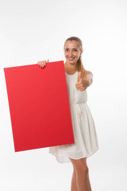 Sunu gösterilen, afiş üzerinde işaret mutlu kadın.