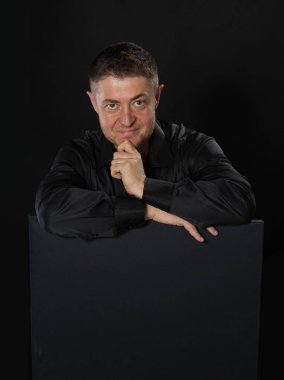 Sunu gösterilen, afiş üzerinde işaret kendine güvenen delikanlı.