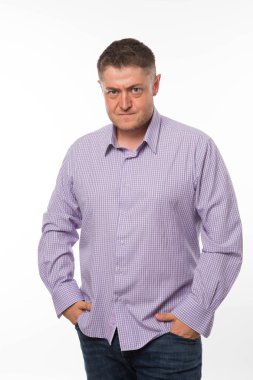 Kızgın delikanlı eller tarafından gösterilen.