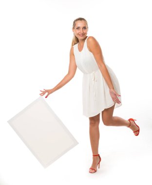 Sunu gösterilen, afiş üzerinde işaret eden genç şaka kadın.