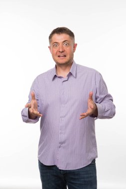 Genç eller tarafından gösterilen adam korkuttu.