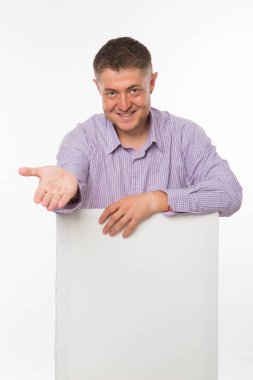 Sunu gösterilen, afiş üzerinde işaret eden adam genç sevindim.