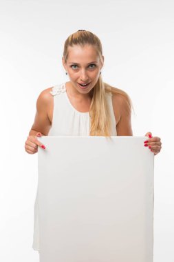 Sunu gösterilen, afiş üzerinde işaret eden kadın genç şaşırttı.