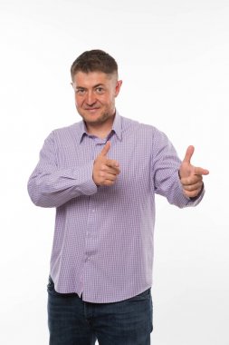 Neşeli delikanlı eller tarafından gösterilen.