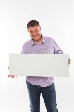 Sunu gösterilen, afiş üzerinde işaret oynak delikanlı.