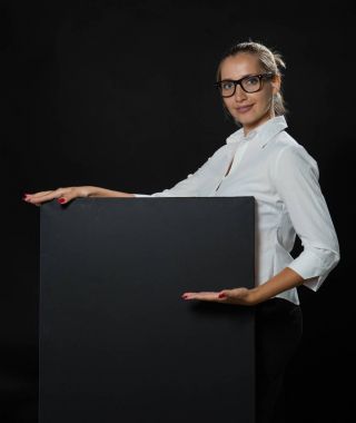 Sunu gösterilen, afiş üzerinde işaret eden genç kendine güvenen kadın